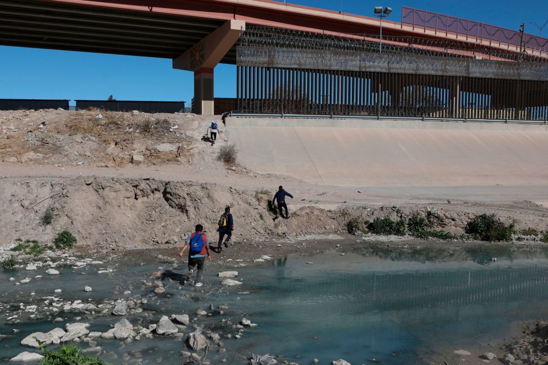 Migrantes cruzan el Río Bravo para llegar a El Paso, Texas, desde Ciudad Juárez, México, el 5 de febrero.