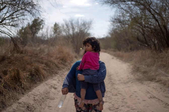 María, una niña de 4 años de El Salvador, es sostenida por su madre, Loudi, después de que cruzaron el Río Grande el 5 de marzo. Adrees Latif / Reuters