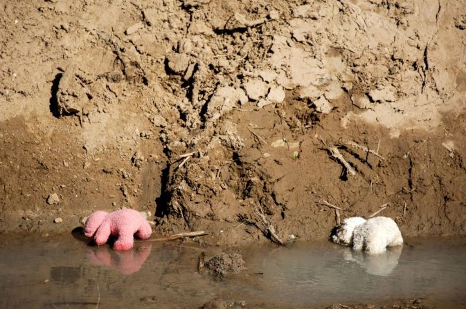 Osos de peluche pertenecientes a niñas migrantes se ven en el Río Bravo el 5 de febrero después de que las niñas solicitaran asilo en El Paso. José Luis González / Reuters