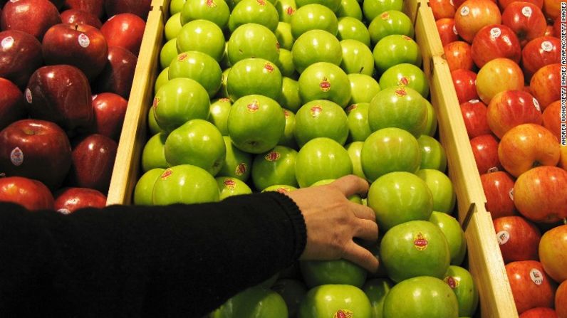 Las manzanas ocupan el quinto lugar este año, según el EWG. Estas frutas generalmente se tratan con difenilamina, un tratamiento químico para prevenir las manchas marrones o negras. La difenilamina está prohibida en Europa debido a su vínculo con cánceres de estómago y esófago.