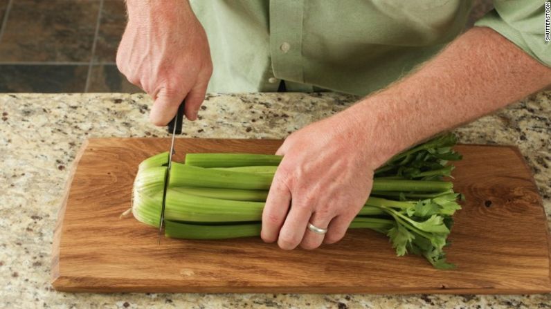 El apio ocupa el puesto número 11 en esta "lista negra". Los expertos coinciden en que incluso con la creciente preocupación por los efectos de los pesticidas, las frutas y verduras son una parte importante de la dieta diaria.