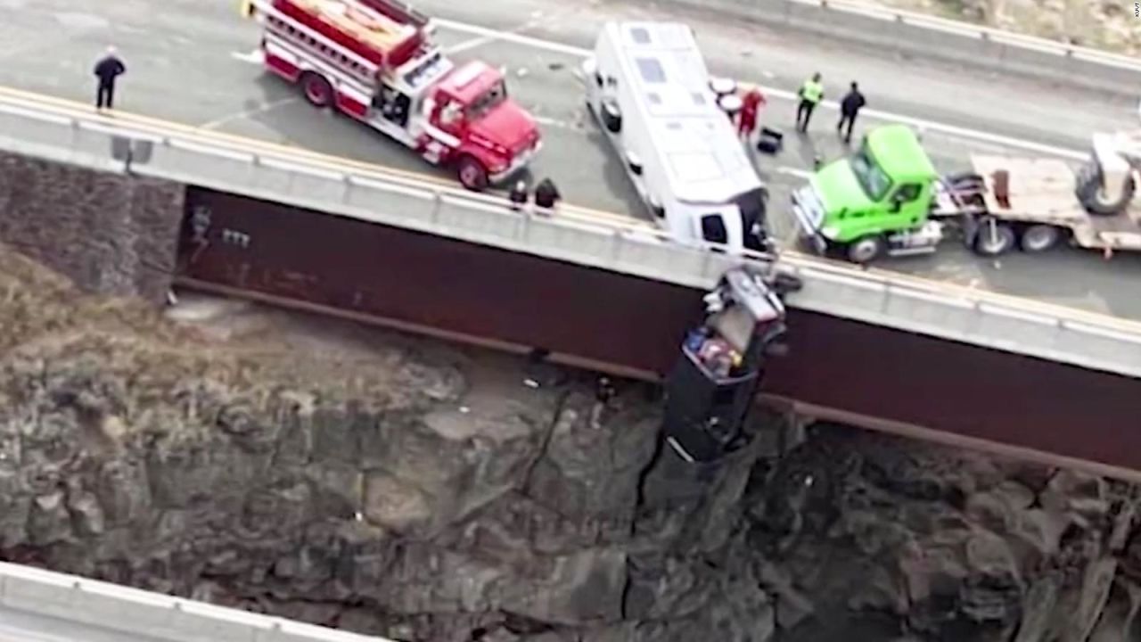 CNNE 967899 - rescatan a una pareja que colgaba de un auto tras accidente