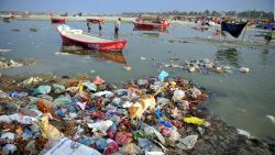 CNNE 968052 - el rio ganges se debate entre la fe y la contaminacion