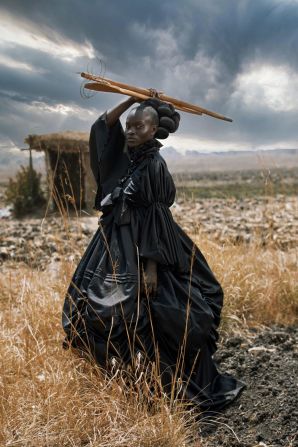 La fotógrafa de Zimbabwe Tamary Kudita capturó esta imagen de una mujer joven con un traje victoriano tradicional sosteniendo utensilios de cocina tradicionales Shona. Kudita se llevó el primer premio en la categoría creativa con esta imagen. Tamary Kudita / Sony World Photography Awards 2021