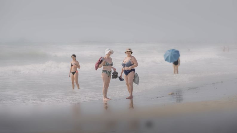 El fotógrafo español Mariano Belmar Torrecilla reclamó el primer lugar en la categoría de estilo de vida con esta foto de mujeres en la playa de Alicante, España. Mariano Belmar / 2021 Sony World Photography Premios