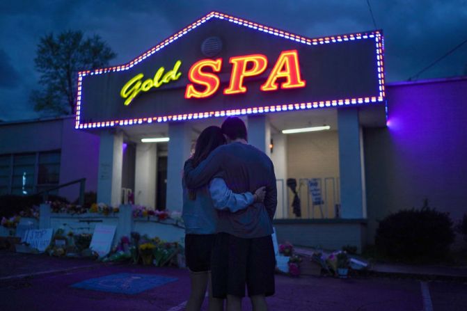 Cynthia Shi y su novio, Graham Bloomsmith, se abrazan fuera del Gold Massage Spa, cerca de Acworth, Georgia, el jueves 18 de marzo. Ocho personas murieron el martes tras los tiroteos en tres spas de la zona de Atlanta.