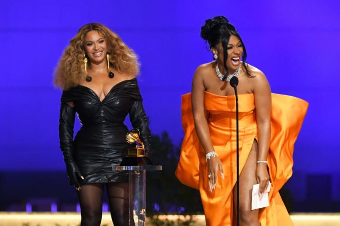 Beyoncé y Megan Thee Stallion aceptan el premio Grammy a la mejor interpretación de rap ("Savage") el 14 de marzo.