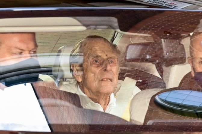 El príncipe Felipe, de 99 años, abandona un hospital de Londres el 16 de marzo, donde se estaba recuperando tras una operación del corazón.