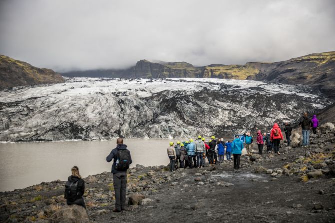 #2: Islandia alcanzó el segundo lugar este año, luego de subir dos posiciones. La imagen muestra el glaciar Myrdalsjokull en Katla Geopark, mientras algunas personas lo visitan.