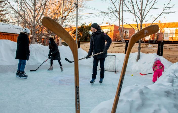 #15: Canadá cierra la lista de los 15 países más felices del mundo. En la imagen Felix Rheaume y su familia juegan hockey en Montreal, Quebec en febrero de 2021, en medio de restricciones por el covid-19.