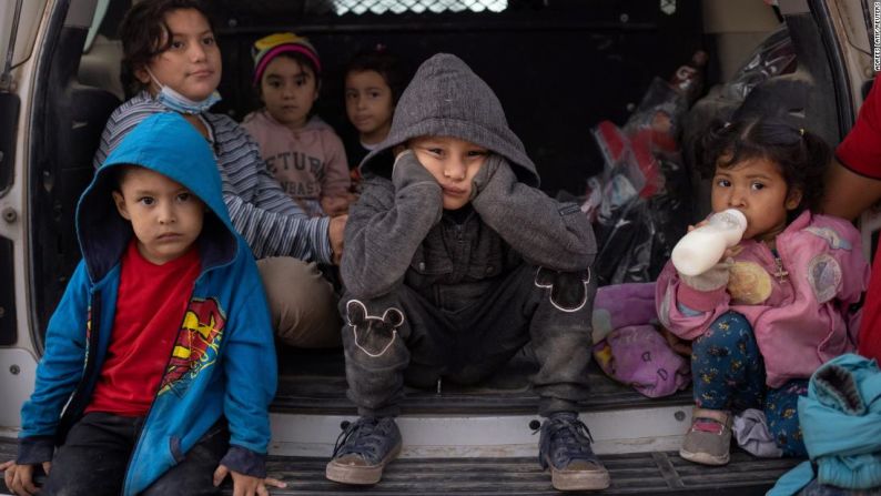 Un grupo de niños migrantes de Centroamérica esperan en la parte trasera de un vehículo de la Patrulla Fronteriza de Estados Unidos a ser transportados el 14 de marzo. Acababan de cruzar el río Grande en una balsa, viajando desde México a Peñitas, Texas.