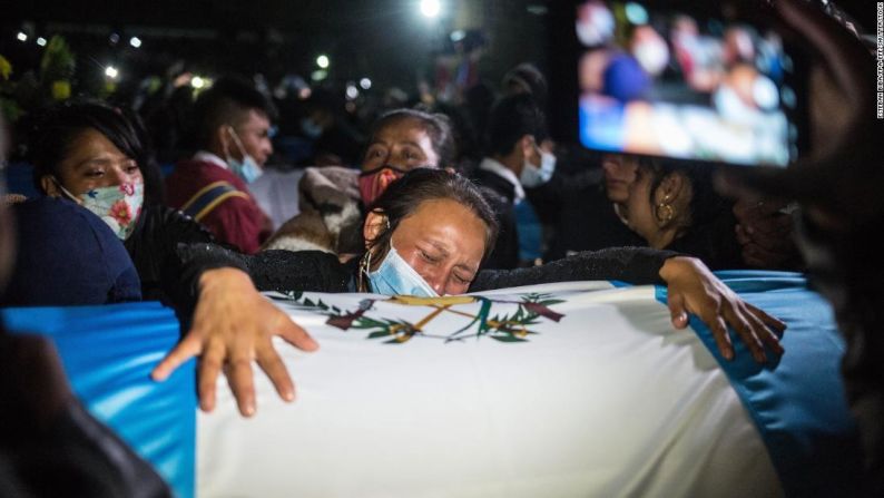 Amigos y familiares de un grupo de migrantes asesinados lloran mientras reciben los cuerpos de sus seres queridos en Comitancillo, Guatemala, el 12 de marzo. Los cuerpos carbonizados de 16 migrantes guatemaltecos fueron encontradosen México en enero.