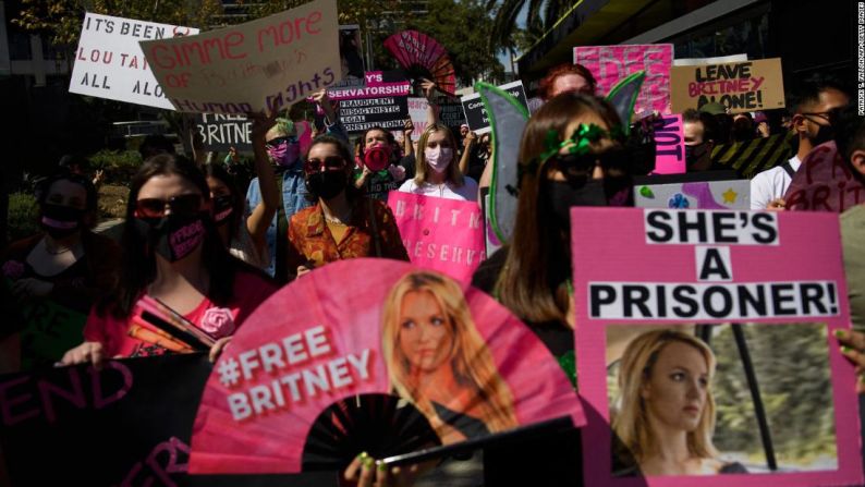 Seguidores de Britney Spears se manifiestan en Los Ángeles después de una vista judicial sobre su tutela el 17 de marzo.