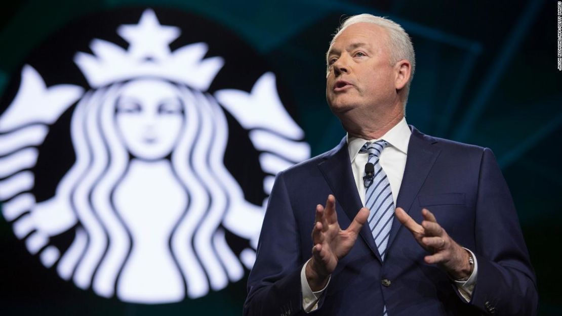 El presidente y director ejecutivo de Starbucks, Kevin Johnson, en la reunión anual de accionistas de la compañía en Seattle, Washington, el 20 de marzo de 2019.