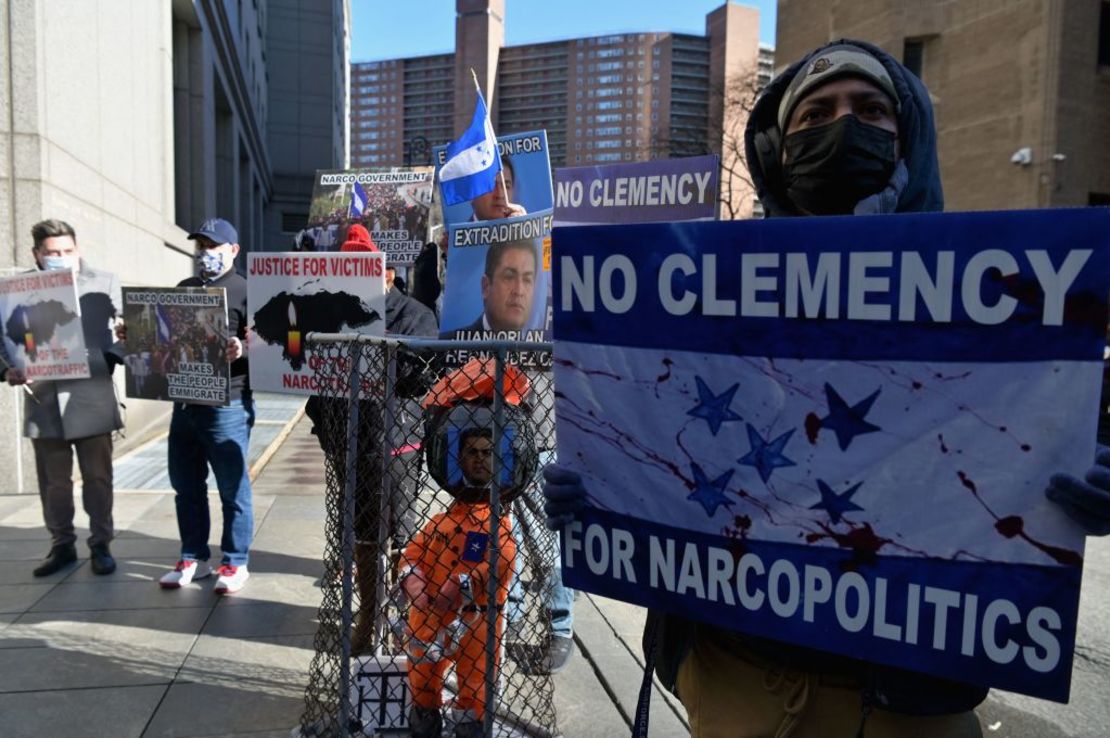 Miembros de la oposición hondureña protestan mientras se lleva adelante el juicio de Geovanny Fuentes Ramírez, acusado de tráfico de drogas y posesión de armas de fuego, en el tribunal federal de Manhattan en Nueva York, el 19 de marzo de 2021