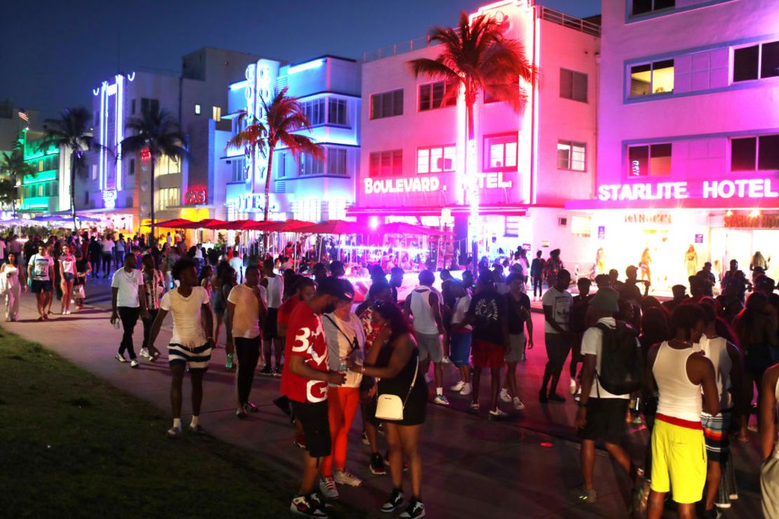 La gente se divierte mientras camina por Ocean Drive el 18 de marzo de 2021 en Miami Beach, Florida. Crédito: Joe Raedle/Getty Images