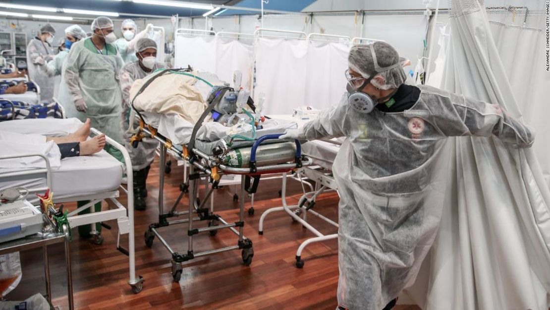 El personal médico transporta a un paciente en una camilla en un hospital de campaña el 11 de marzo de 2021 en Santo Andre, Brasil.