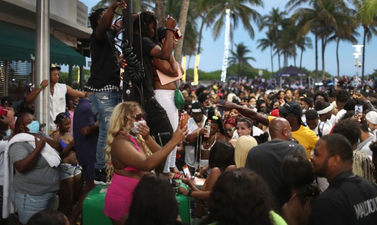 El alcalde de Miami Beach, Dan Gelber, declaró estado de emergencia pues dijo que las multitudes que han llegado a la ciudad son «más de las que podemos manejar».