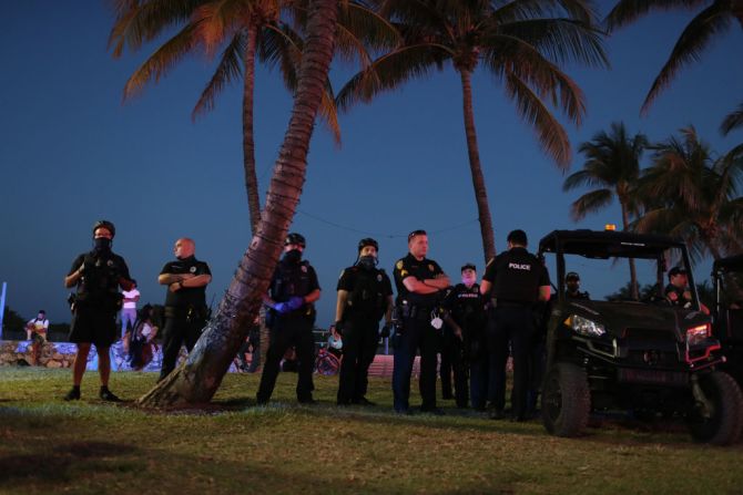 Más de 1.000 personas han sido arrestadas en Miami Beach desde el 3 de febrero cuando los viajeros de las vacaciones de primavera llegaron a la ciudad, dijo el administrador de la ciudad de Miami Beach, Raúl Aguila, durante una reunión de la comisión de emergencia el domingo.