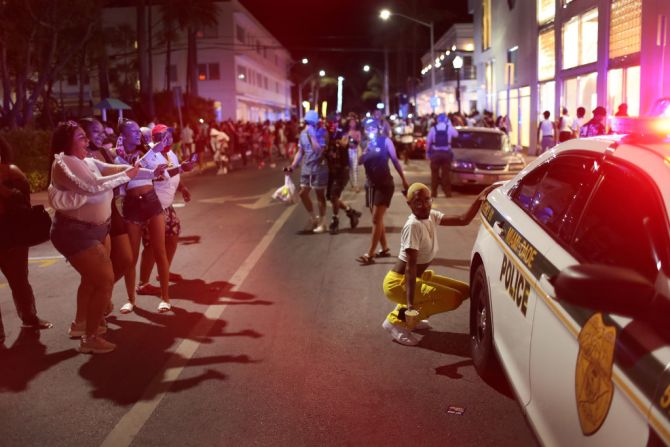 La policía de Miami Beach ha informado de cientos de arrestos y ha aumentado el despliegue para controlar las crecientes multitudes de vacaciones de primavera.