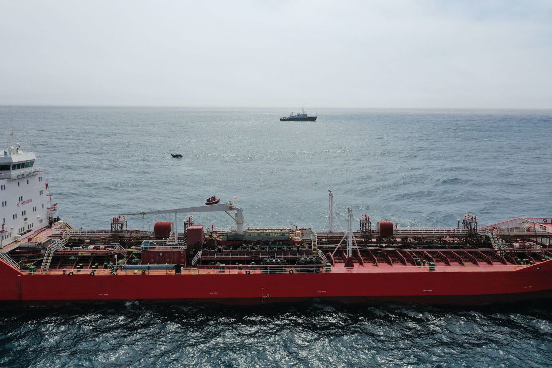 Un barco pesquero se posa en aguas internacionales al límite de la zona económica exclusiva de Argentina. Según Greenpeace, la pesca en aguas internacionales no tiene controles.