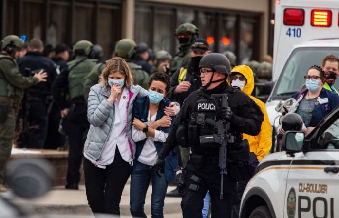 Personas caminan fuera de una tienda de comestibles King Soopers en Boulder, Colorado, después de un tiroteo el lunes 22 de marzo.
