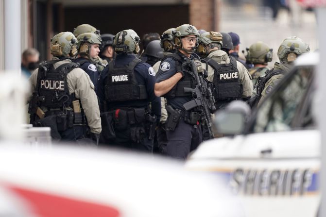 La policía se reúne en el lugar del tiroteo en Boulder, Colorado.