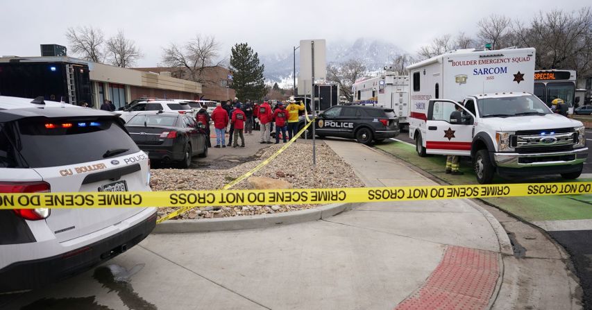 Los socorristas trabajan en el lugar del tiroteo en Boulder, Colorado.
