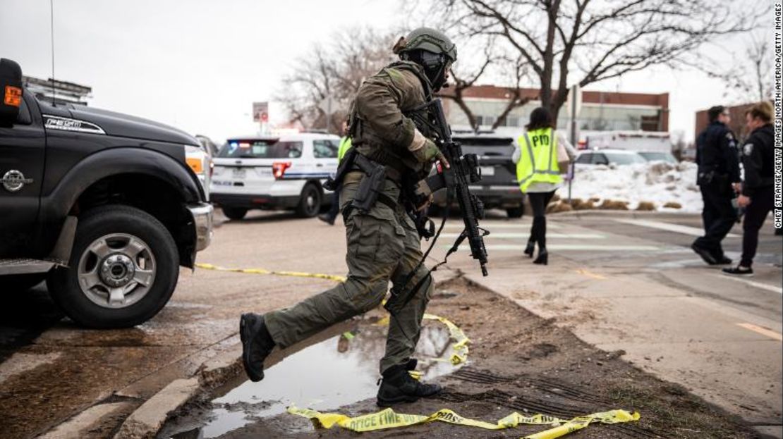 Un miembro del equipo SWAT corre hacia la tienda de comestibles King Soopers donde un hombre armado abrió fuego el lunes 22 de marzo.