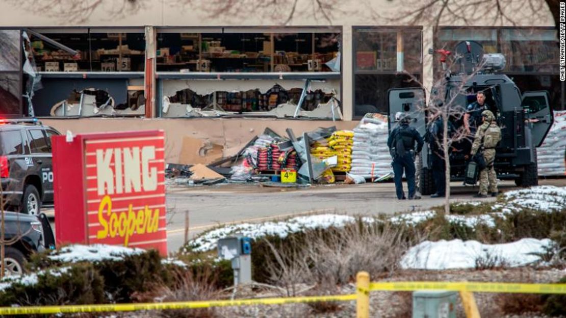 Unidades de la policía táctica responden a la escena de una tienda de comestibles King Soopers en Boulder, Colorado, después de un tiroteo el lunes 22 de marzo.