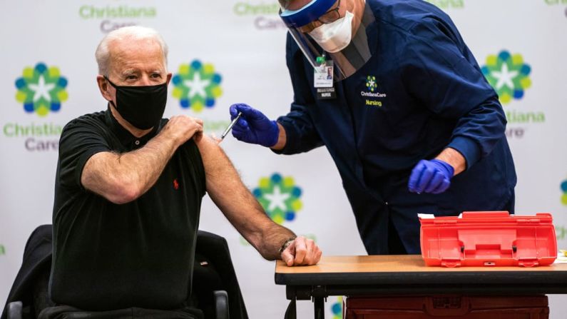 Joe Biden, quien en ese momento era presidente electo de Estados Unidos, recibe su segunda dosis de una vacuna de covid-19 el 11 de enero. Demetrius Freeman / The Washington Post / Getty Images