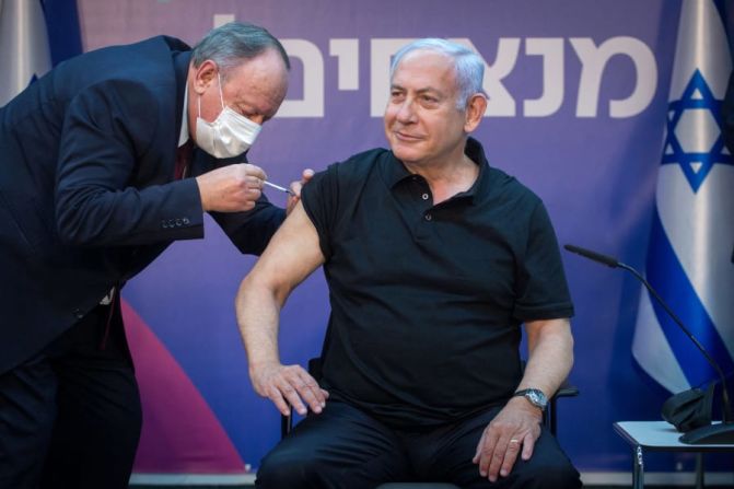 El primer ministro de Israel, Benjamin Netanyahu, recibe su segunda dosis de vacuna el 9 de enero. Miriam Alster / Pool / AFP / Getty Images