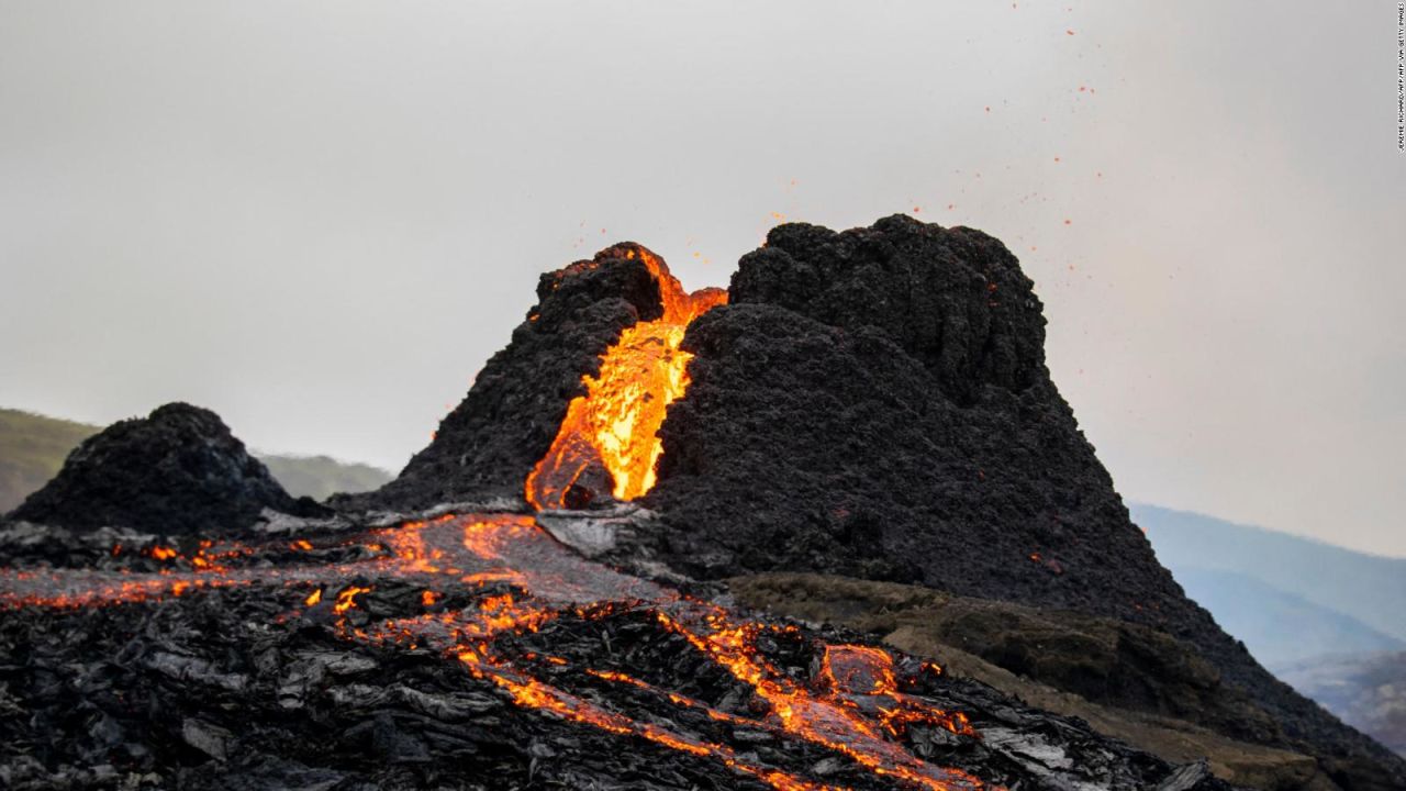 CNNE 969499 - cientificos cocinan salchichas con la lava de un volcan