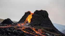 CNNE 969499 - cientificos cocinan salchichas con la lava de un volcan