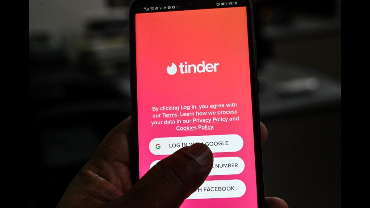 CNNE 969527 - tinder ofrece pruebas de covid-19 a sus usuarios