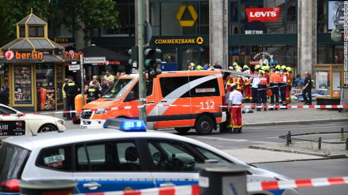 La policía y los servicios de emergencia aseguran el área después del incidente en Berlín este miércoles.