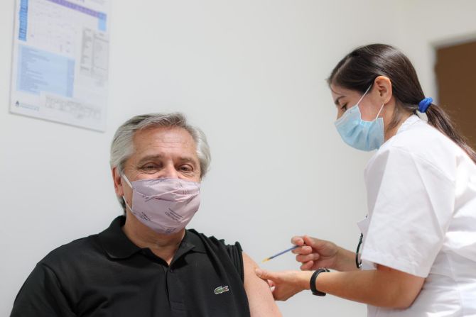 Alberto Fernández, presidente de Argentina, fue el primer mandatario latinoamericano en recibir una dosis de vacuna de covid-19, el 21 de enero. De Alberto Fernández /Twitter