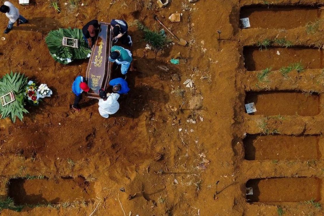 Vista aérea de un entierro en el cementerio de Vila Formosa durante la pandemia de covid-19, en Sao Paulo, Brasil.