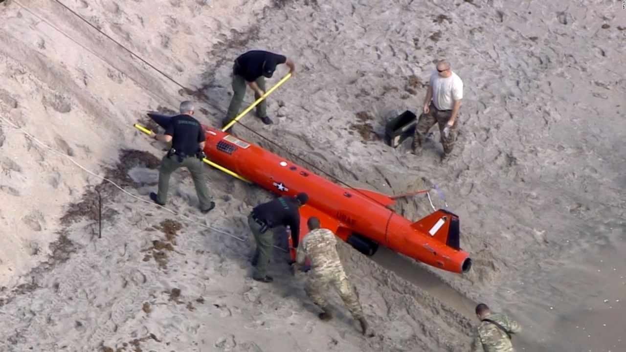 CNNE 970142 - encuentran dron de la fuerza aerea en una playa