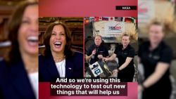 CNNE 970330 - kamala harris realiza videollamada fuera de este mundo