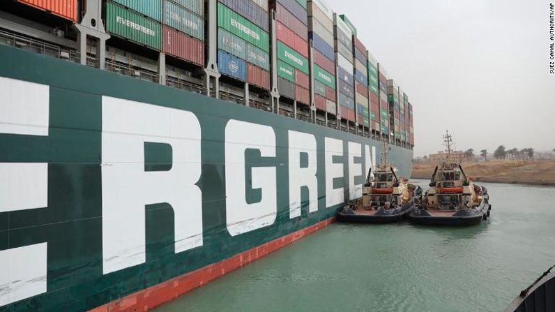 Un buque de bandera panameña de 224.000 toneladas quedó atrapado en el canal de Suez, bloqueando una de las vías fluviales más transitadas del mundo.  Mira la galería →
