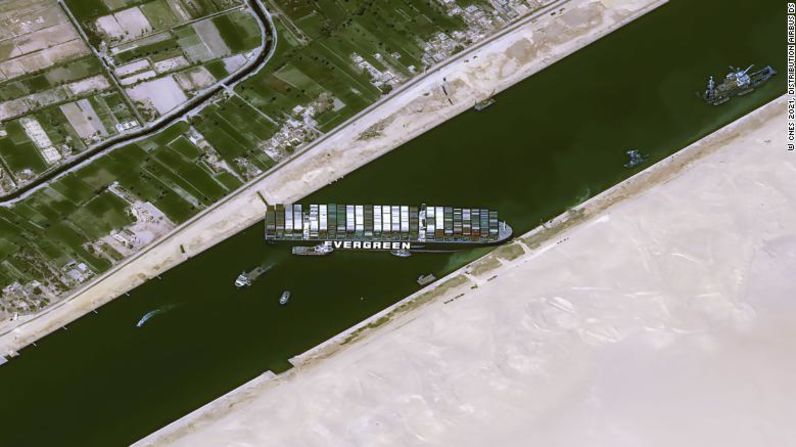 Aproximadamente el 30% del volumen de contenedores de envío del mundo transita diariamente por el Canal de Suez de 193 kilómetros y aproximadamente el 12% del comercio global total de todas las mercancías.