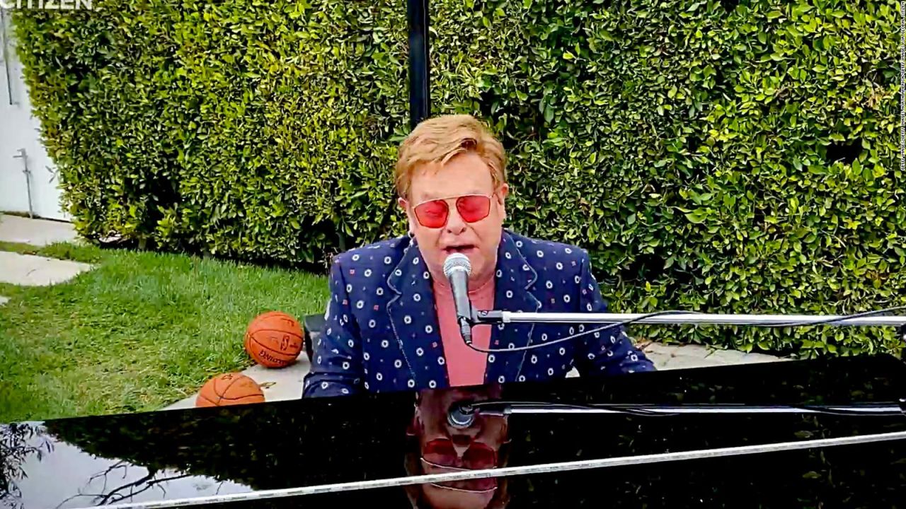 CNNE 970828 - momentos destacados de elton john en su cumpleanos 74