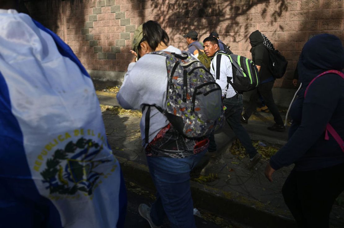 Un grupo de migrantes salvadoreños inicia su viaje hacia Estados Unidos en San Salvador.