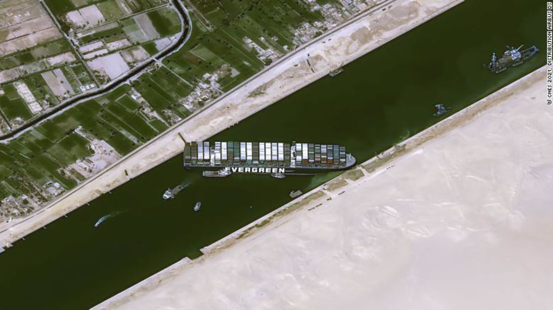 Esta imagen de satélite, tomada el 25 de marzo, muestra el Canal de Suez bloqueado por el barco Ever Given después de que este encallara.