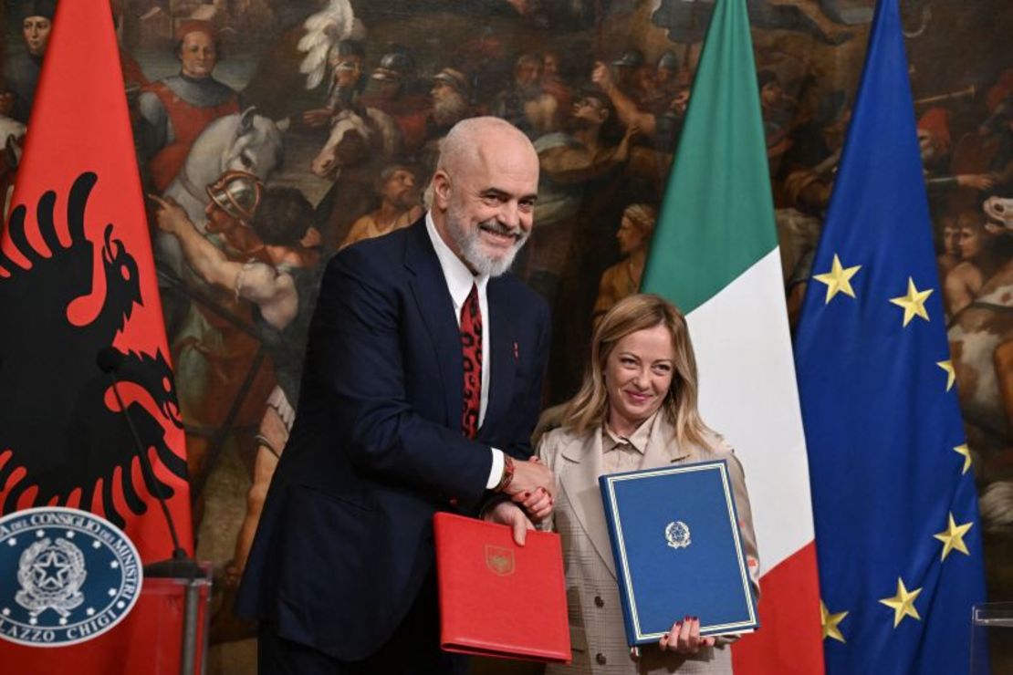 La primera ministra italiana, Giorgia Meloni, y el primer ministro albanés, Edi Rama, ofrecen una rueda de prensa conjunta mientras firman un acuerdo sobre migración en Roma el 6 de noviembre.