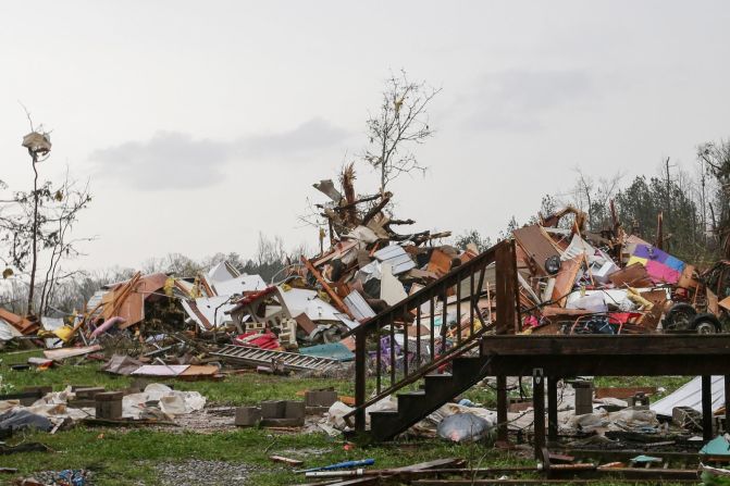 Montones de escombros después de que un tornado tocó tierra en Ohatchee, Alabama, el jueves. Butch Dill / AP