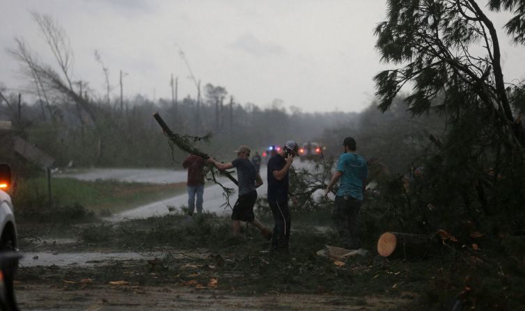 Voluntarios quitan los árboles caídos de la carretera después de que un tornado cruzó la autopista 6 del condado de Bibb al sur de Centerville el 25 de marzo. Gary Cosby Jr./Imagn Content Services, LLC