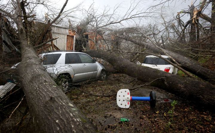 Una casa móvil es completamente destruida después de que un tornado cruzó la autopista 6 del condado de Bibb, al sur de Centerville, Alabama, el 25 de marzo. Gary Cosby Jr./Imagn Content Services, LLC