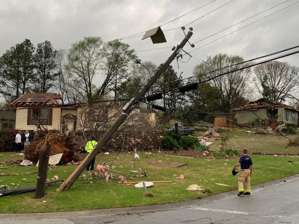 El Departamento de Policía de Pelham compartió esta foto de los equipos que respondieron a los daños de la tormenta el jueves. Entre 30 y 50 casas o estructuras han sido dañadas en Pelham, Alabama, según un tuit del departamento de policía.